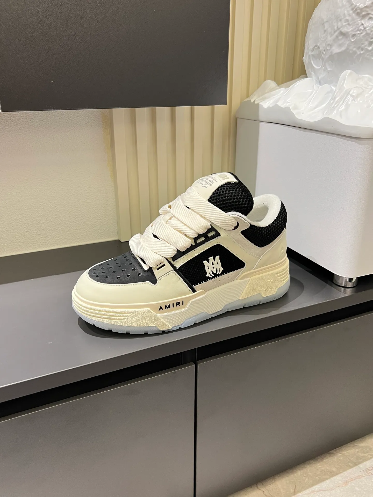 Men's shoes 💰p680 [AMIRI] 2025 spring and summer series new sneakers, new 🆕 bread shoes, bread shoes have a very special big tongue design, thickened outsole, rounded toe, oversized rubber sole and perforated star details, whoever wears them will look better! The appearance is responsible, the feet are retro and handsome! Size: 38-45